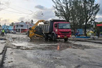 Staff from the Ministry of Transport, Works and Infrastructure clear debris on the main road after the passage of Hurricane Beryl in Oistins, Christ Church, Barbados, Monday. AFP-Yonhap