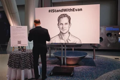 An illustration of Mr. Gershkovich is on display under the words “#IStandWithEvan.”
