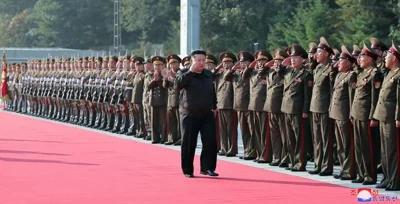 Генеральный секретарь Трудовой партии Кореи и председатель государственных дел КНДР Ким Чен Ын во время посещения командования второго корпуса Корейской народной армии, 17 октября. Фото: ЦТАК