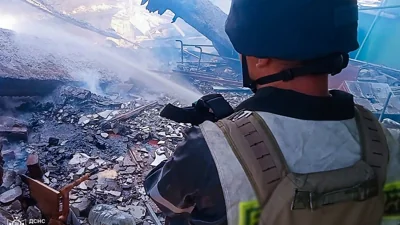 Надзвичайники ліквідовують пожежу після російських авіаударів по Сумщині, 3 серпня 2024 року