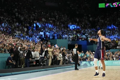 United States' Stephen Curry (4) celebrates after beating France to win the gold medal during a men's gold medal basketball game at Bercy Arena at the 2024 Summer Olympics, Saturday, Aug. 10, 2024, in Paris, France. AP PHOTO