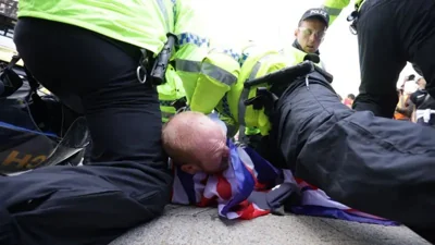 Отголоски убийства детей в Саутпорте: демонстрации и стычки с полицией сразу в нескольких городах Англии