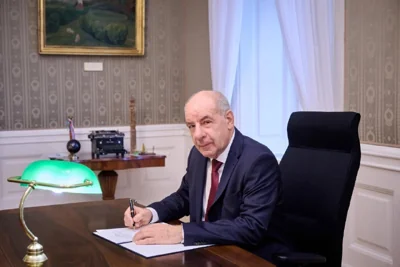 Президент Венгрии подписал поправки к Конституции, согласно которым он должен сложить полномочия