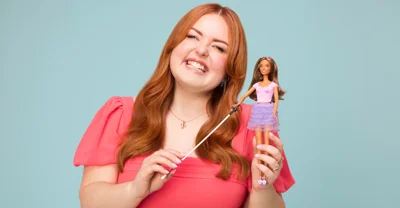 Лялька із тростиною: компанія Mattel випускає першу незрячу Барбі