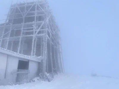 На горе Поп Иван намело снега, температура воздуха -6°С