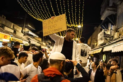 JUBILANT People hold placards as they celebrate after the Israeli military confirmed the death of Hamas leader Yahya Sinwar, in Jerusalem, on Oct. 17, 2024. AFP