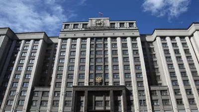 Госдума одобрила законопроект об аресте имущества уехавших россиян по административным делам за нарушения «против интересов» РФ