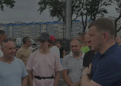 Жители Краснодара вышли на стихийный митинг из‑за отключений света и воды. К ним приехал мэр и предложил заковать себя в наручники