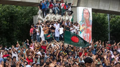 Протестувальники підіймаються на пам’ятник, святкуючи повідомлення про відставку прем’єр-міністерки Шейх Хасіни, Дакка, Бангладеш, 5 серпня 2024 року