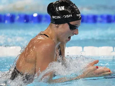 Плавание. 17-летняя канадка стала трехкратной чемпионкой Парижской олимпиады