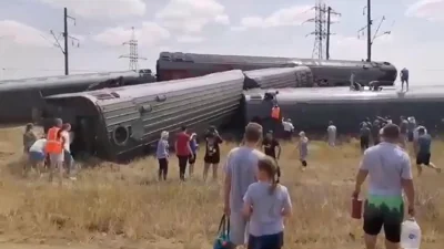 Восемь вагонов пассажирского поезда сошли с рельсов в России