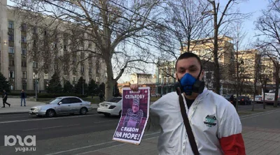 Волонтер, помогавший очищать берег Чёрного моря от мазута, вышел в одиночный пикет в Краснодаре с требованием «наказать виновных»
