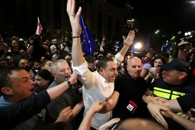 В Грузии на многотысячных протестах против «русского закона» произошли столкновения с полицией.news