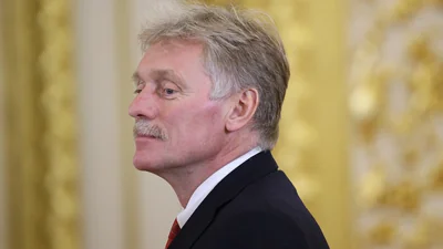 Песков отказался комментировать ссору Макрона с женой