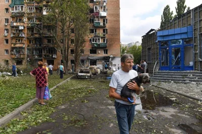 Residents of an apartment building damaged after shelling by the Ukrainian side leave the area in Kursk, Russia, Sunday. AP-Yonhap