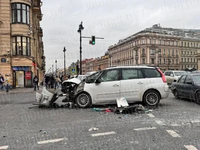 На площади Восстания в Санкт-Петербурге произошло ДТП с участием автобуса и нескольких машин, пострадали десять человек — губернатор