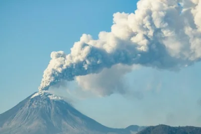 Airlines around Asia ground Bali flights after volcano erupts