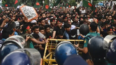 В Дакке десятки погибших в стычках с полицией, сотни ранены