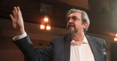 Всерьез веселый человек. Он как мог спасал существование: товариществом, обаянием, способностью радости. Служением искусству