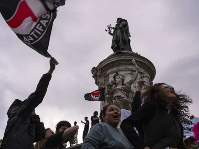 Франция: левые и центр объединяются, чтобы остановить сторонников Ле Пен