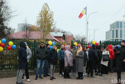 Желающие проголосовать на выборах президента у посольства Молдовы в Минске. Фото: «СБ. Беларусь сегодня»