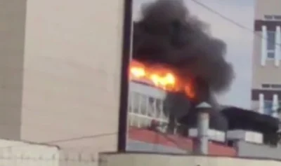 В Екатеринбурге горит оборонный завод, рушится кровля, стены складываются. ВИДЕО