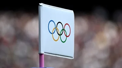  General view of the Olympic rings displayed on a corner flag (REUTERS)
