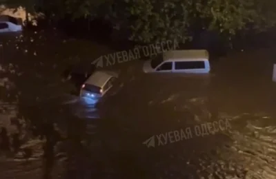 Вночі Одесу затопило: вулицями пливли автомобілі (відео)