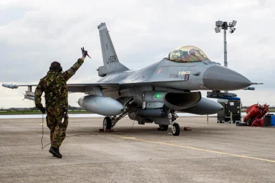 Нідерланди можуть відправити Україні перші F-16, - міністр оборони