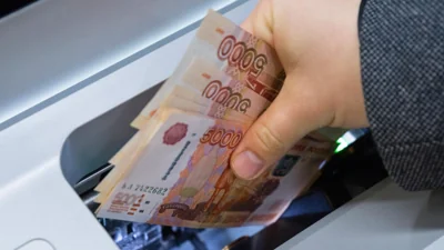 Российские банки начали блокировать снятие крупных сумм через банкоматы