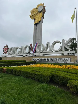 На стеле, посвященной основанию Кисловодска, подожгли букву «V»