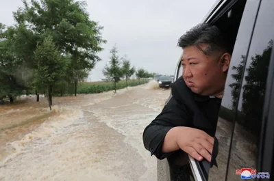 North Korean leader Kim Jong-un examines a flood-ravaged areas in Sinuiju City and Uiju County, North Phyongan Province, in this photo released by North Korea's official Korean Central News Agency, July 29. Yonhap 
