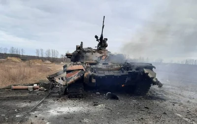Россияне на БМП с десантом пошли на штурм, прикрываясь танком. Видео разгрома оккупантов