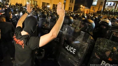 В Тбилиси на акции против закона об "иноагентах" произошли столкновения с полицией