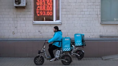 В Петербурге мигрантам запретят работать в такси и доставке