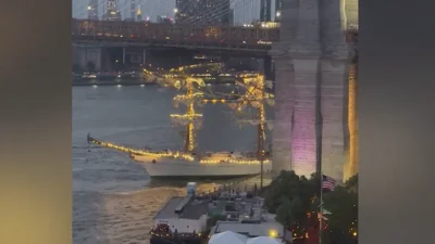 Два человека погибли при столкновении парусника с мостом в Нью-Йорке