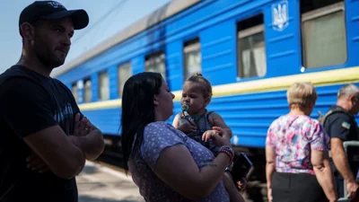 Сім'я стоїть у черзі на евакуаційний поїзд у Покровську, 19 серпня 2024 року