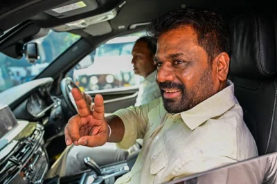 PEACE SIGN Sri Lanka’s President Anura Kumara Dissanayake flashes the peace sign as he leaves a polling station after casting his ballot in the country’s parliamentary election in the capital Colombo on Nov. 14, 2024. AFP PHOTO