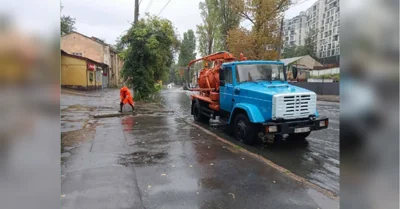 Одеса пішла під воду: затопило кілька вулиць, водії рятуються на дахах авто