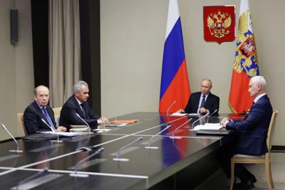 Vladimir Putin with intelligence chiefs