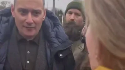 Жители захваченного ВСУ Суджанского района вышли на митинг в Курске. К ним пришел Хинштейн и объявил, что прежние чиновники «ответят» за коррупцию