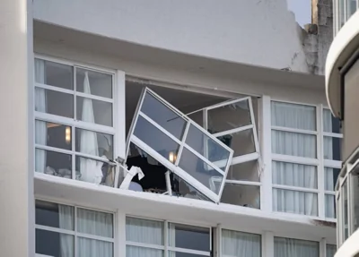 A broken window and damaged rooftop is seen at the Double Tree by Hilton Hotel after a helicopter crashed into its roof, in Cairns, Australia 12 August 2024. Police have declared a Public Safety Preservation Act in Cairns after the chopper crashed into the building shortly before 2am on Monday, August 12.  EPA-EFE/BRIAN CASSEY AUSTRALIA AND NEW ZEALAND OUT