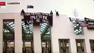 Ненавистники Израиля захватили крышу австралийского парламента. Депутаты требуют расследования