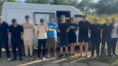 Бус с 17 мужчинами остановили на границе с Венгрией