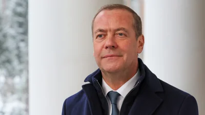 Медведев стал главным редактором нового учебника по обществознанию