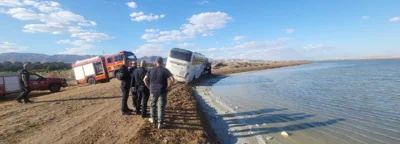 Школьный экскурсионный автобус увяз в песке на побережье Эйлатского залива