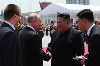 In this pool photograph distributed by the Russian state agency Sputnik, North Korean leader Kim Jong-un, second from right,  shakes hands with Russian President Vladimir Putin, second from left,  during a welcoming ceremony at Kim Il Sung Square in Pyongyang on June 19. AFP-Yonhap 