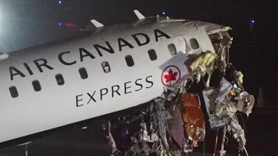 Пилоты пострадали при столкновении самолета и пожарной машины в Нью-Йорке