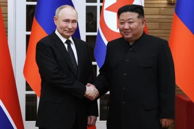 North Korean leader Kim Jong Un and Russian President Vladimir Putin shaking hands 