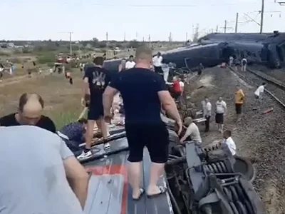 Под Волгоградом произошло столкновение поезда и грузовика, десятки пострадавших
